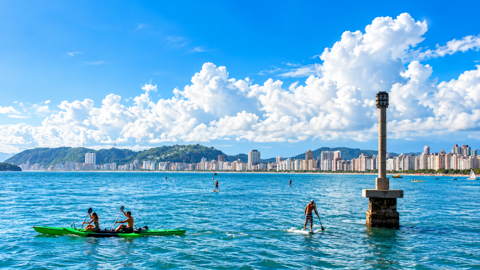 Caiaque e stand-up paddle na baía de Santos, com a orla ao fundo