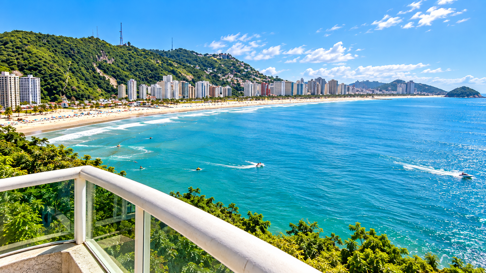 Vista do mirante da Ilha Porchat para a praia e orla de Santos