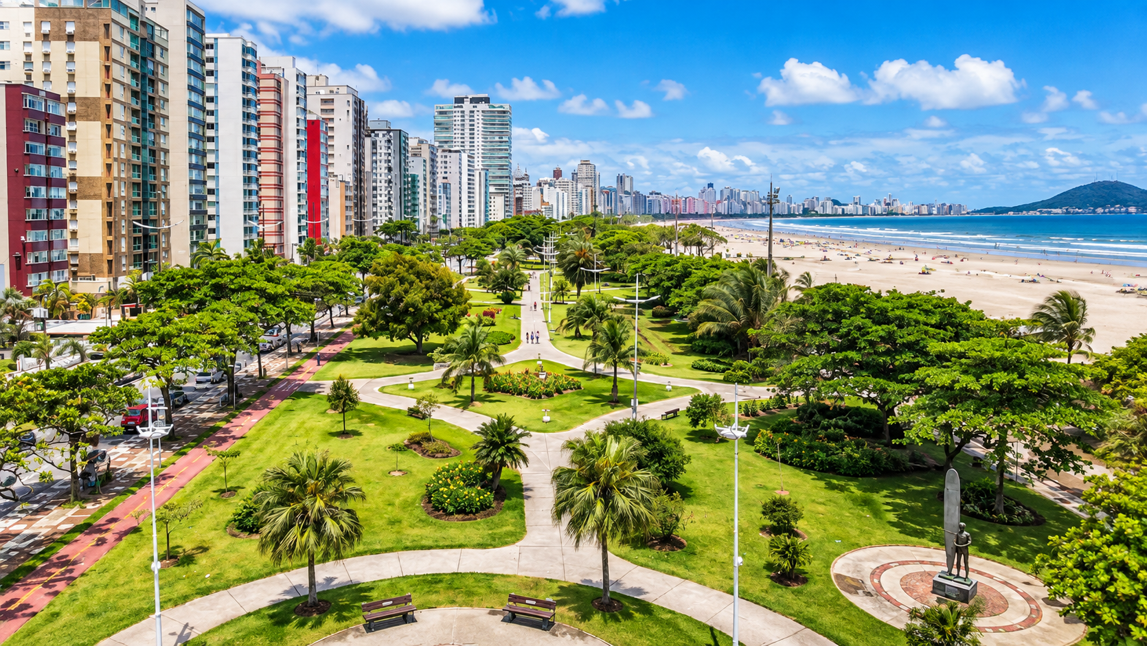 Calçadão da orla de Santos com jardins e ciclovia, vista aérea para a praia