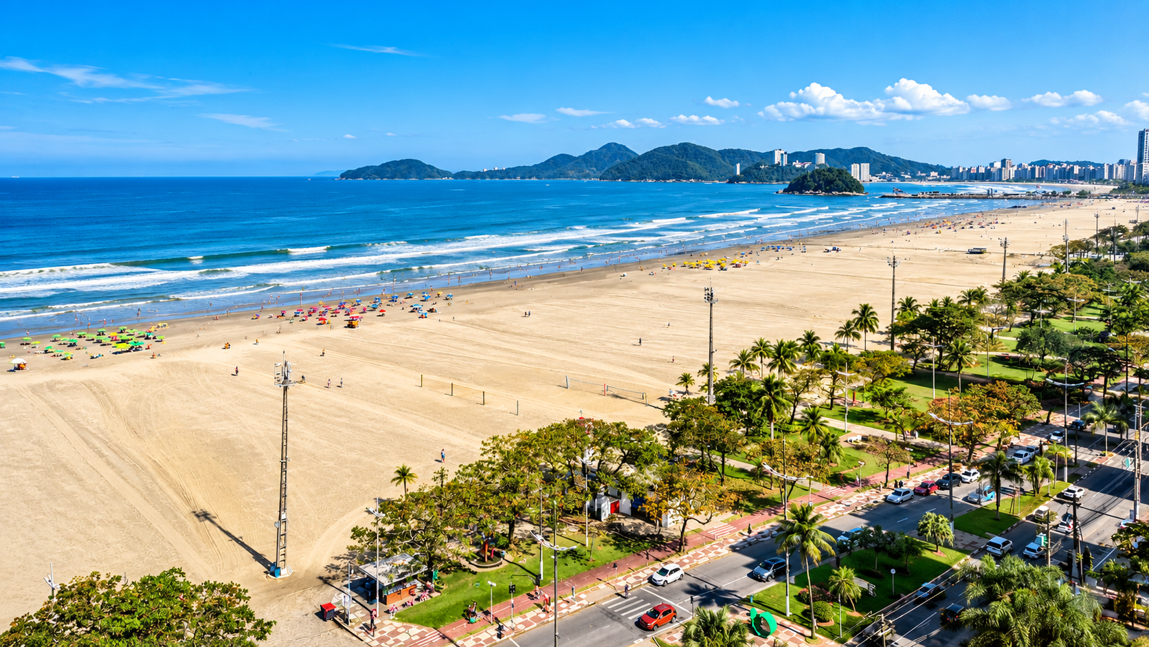 Vista aérea da praia de Santos com quadra de vôlei na areia e orla ao fundo